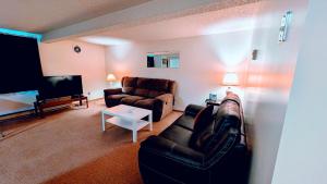 ein Wohnzimmer mit Sofa und Fernseher in der Unterkunft The Voy in Schreiber