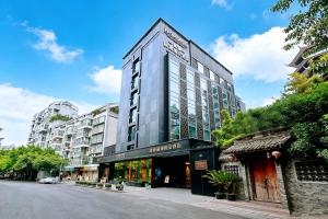 a tall building on a city street at HORIZON-boutique hotel in Chengdu