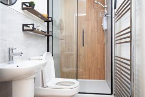 a bathroom with a toilet and a sink and a shower at 5 Bedroom House in Ashton-under-lyne with Free Parking and Easy Access to City Centre in Stalybridge +16 photos