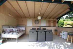 ein Bett und einige Kisten auf einer Terrasse in der Unterkunft Lasquet in Mont-Disse