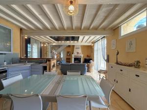 eine Küche und ein Esszimmer mit Tisch und Stühlen in der Unterkunft Lasquet in Mont-Disse