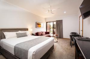 a hotel room with a bed and a television at Hotel Renmark in Renmark
