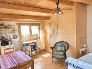 a room with a bed and a table in a room at Die blaue Hütte - Tiny House am Elberadweg in Seestermühe