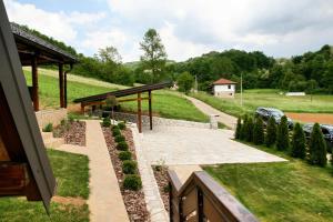 a view of a garden with a fence and a pathway at A frame Svetosavska bajka in Lisice