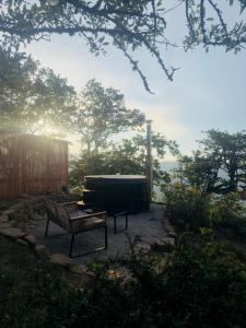 eine Terrasse mit Bank und Tisch im Garten in der Unterkunft Aura - Glamping Experience in Accettura