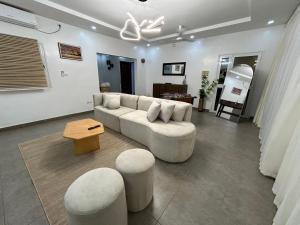 a living room with a couch and a table at Villa Djenné électricité 24h in Bamako +10 photos