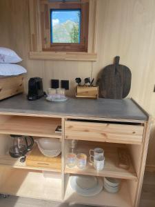 a room with a counter with bowls and cups at Minihouse Stryn in Oppstryn