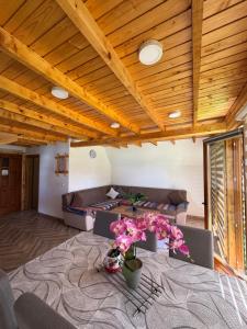 a living room with a table and a couch at Vlasic Odmor - Villa Krajina V in Vlasic