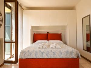 a bedroom with a bed with two towels on it at BeaMare - Monolocale - Massimo tre ospiti con posto spiaggia - Studio Apartment - Max 3 people with 1 private umbrella and two SunBeds at the private beach of Eraclea Mare in Eraclea Mare