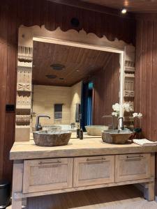 a bathroom with two sinks and a large mirror at Stor hytte på Gaustablikk in Gaustablikk +48 photos