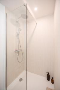 a shower with a glass door in a bathroom at Joli Cocon - Meublé de tourisme classé 2 étoiles - Terrasse - Parking in La Ciotat