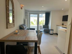 a kitchen and living room with a table and chairs at logement centre Bourg, parking privé in Bourg-en-Bresse