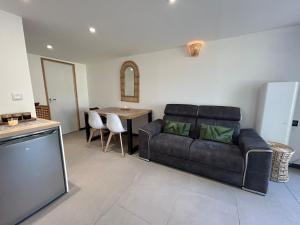 a living room with a couch and a table at logement centre Bourg, parking privé in Bourg-en-Bresse