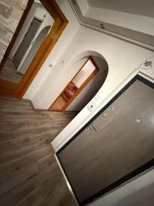 a room with a door and a mirror on the wall at Cozy Râșnov in Râşnov +6 photos