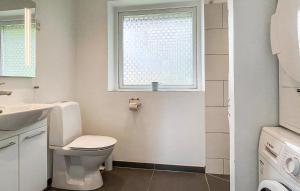 ein Badezimmer mit Toilette, Waschbecken und Fenster in der Unterkunft Schönes Ferienhaus Auf Bornholm Mit Meerblick in Neksø + 11 Fotos