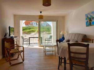 a bedroom with a bed and a view of a patio at Résidence Oscar Wilde entrée A in Neufchâtel-Hardelot