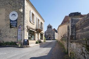 an alley in an old building with a sign on it at Gîte Le Cèdre, sans vis-à-vis in Limeyrat