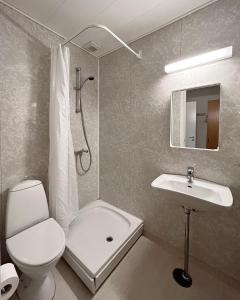 ein Badezimmer mit Toilette, Waschbecken und Dusche in der Unterkunft Møn Golf Resort - Hotel Præstekilde in Stege + 57 Fotos