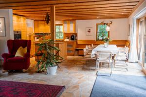 a living room with a table and chairs and a kitchen at NaturQuartier am Stadtrand von Nürnberg in Stein