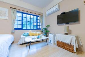 a living room with a couch and a tv at Star Coffee & Homestay in Nanzhuang