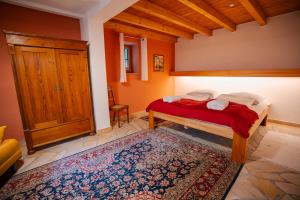 a bedroom with a bed and a rug in a room at NaturQuartier am Stadtrand von Nürnberg in Stein
