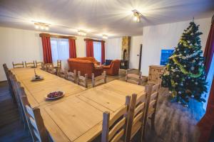 a living room with a christmas tree and a wooden table at wellness Chata u Pinkasů in Písečná