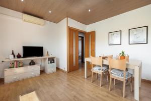 a dining room with a table and a television at Casa Gemina in Deltebre