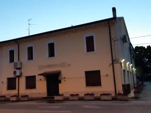a large white building with windows and a door at Hotel Ristorante Lilia in Verona