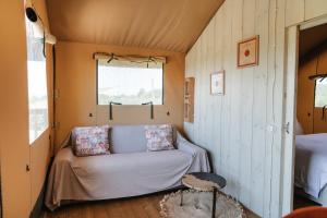 a living room with a couch in a tiny house at InMaremma glamping in Pescia Romana