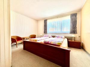 a bedroom with two beds and a window at Midway Weser Hotel Nienburg in Nienburg +24 photos