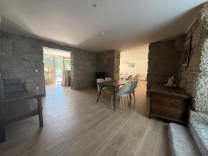 a dining room with a table and chairs at Villa Lijó Suites in Rio Caldo