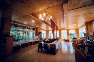 a large dining room with a table and chairs at Star Coffee & Homestay in Nanzhuang
