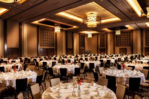 - une salle de banquet avec des tables et des chaises blanches dans l'établissement Twin Arrows Navajo Casino Resort, à Flagstaff