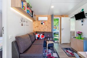 a living room with a couch and a table at Tinyhaus Sankt Rupert Nummer 11 in Riedenburg