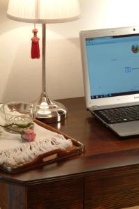 laptopa siedzącego na biurku obok lampy w obiekcie B&B gil d'o w mieście Bertiolo