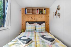 a bedroom with a bed with towels on it at Tinyhaus Sankt Rupert Nummer 11 in Riedenburg