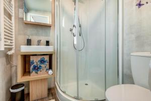 a bathroom with a shower and a toilet and a sink at Tinyhaus Sankt Rupert Nummer 11 in Riedenburg +32 photos