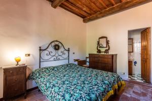 a bedroom with a bed and a dresser and a mirror at Appartamento Gallo Nero Murlo in Murlo