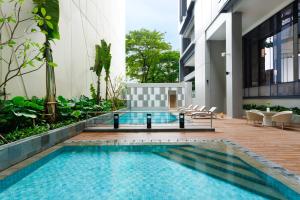 a swimming pool in the middle of a building at Harris Hotel & Convention Serpong in Tangerang