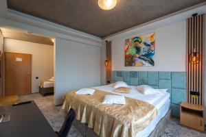 a hotel room with a large bed in a room at Pensiunea Warthe Bed & Breakfast in Braşov