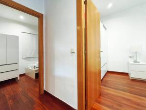 a room with a mirror and a bathroom with a sink at Apt 2 hab Camprodon, chimenea, terraza, céntrico in Camprodon +29 photos