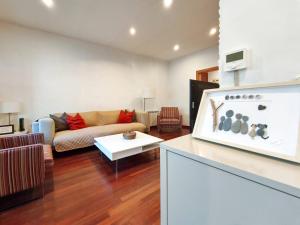 a living room with a couch and a table at Apt 2 hab Camprodon, chimenea, terraza, céntrico in Camprodon