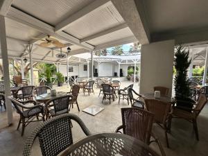 an outdoor patio with tables and chairs and tables and chairs at Çamyuva Luna Hotel in Kemer