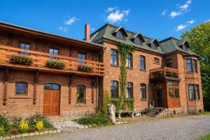 a large brick building with plants on it at Apartamenty Sunny Bear in Jelenia Góra