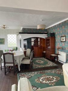 a living room with a table and a dining room at Palacete da Vermelha in Vermelho