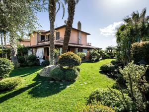 a house with trees and bushes in the yard at Villa Di Marmo in Trappitello