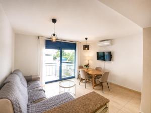 a living room with a couch and a table at Casa 3 hab, piscina, playa, parking, L'Ampolla in L'Ampolla