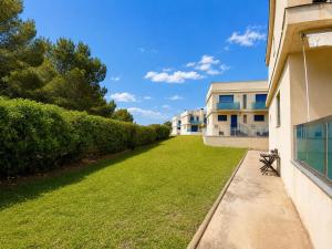 a view of a yard next to a building at Casa 3 hab, piscina, playa, parking, L'Ampolla in L'Ampolla