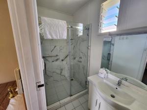 a bathroom with a shower and a sink at Murrurundi Motel - CITY CENTRE in Murrurundi +40 photos