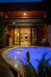 ein Swimmingpool in einem Haus bei Nacht in der Unterkunft Lio Lio Suites Private Pools in El Nido + 61 Fotos